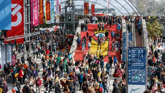 Leipziger Buchmesse und Manga-Comic-Con am 23.03.24 - Tausende farbenfrohe Besucher in der Glashalle der Leipziger Messe
