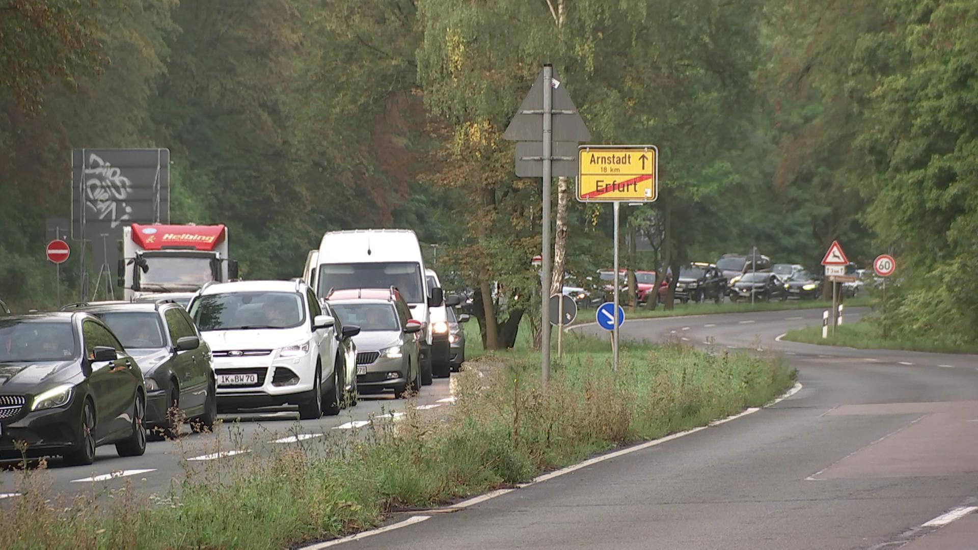 Stau auf der Südeinfahrt Erfurt. In der Mitte ist das Ortsschild zu sehen. | MDR THÜRINGEN JOURNAL