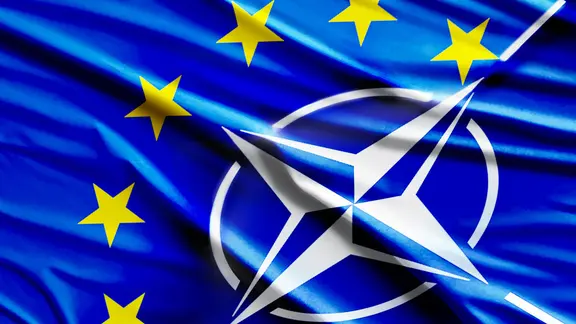 Die Natoflagge mit den europäischen Sternen
