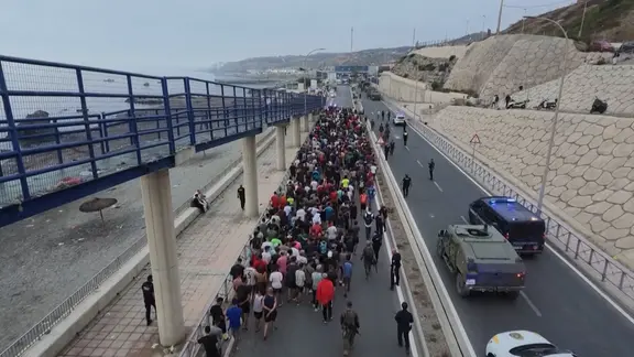 Die Polizei drängt die Migranten aus Marokko zurück, die zuvor zu zehntausenden zur spanischen Exklave Ceuta geschowmmen waren.