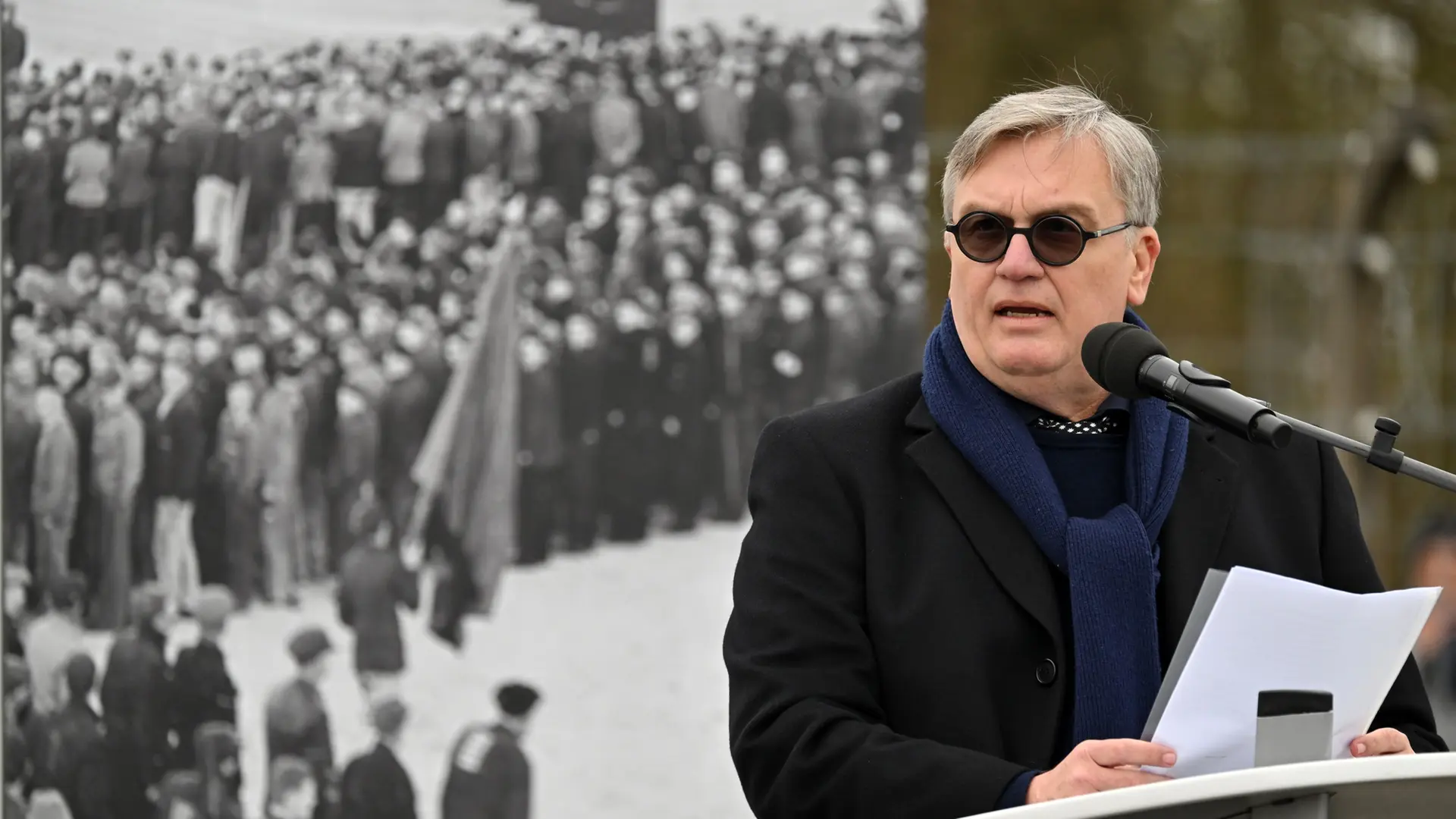 Gedenken an Opfer des KZ Buchenwald: Wovor Hape Kerkeling warnt