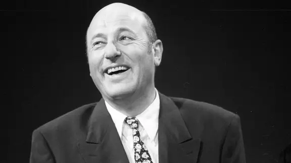 Schwarz-weiß-Foto des Schauspielers und Musikers Manfred Krug: er trägt einen An