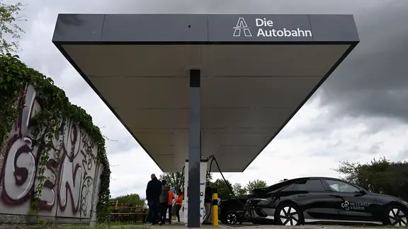 Blick auf einen Schnellladepark für E-Autos in Schönfeld, Sachsen.