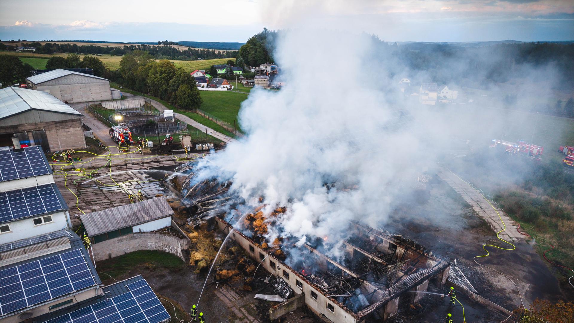Millionenschaden nach Großbrand in Agrarbetrieb: Polizei nimmt Tatverdächtigen fest
