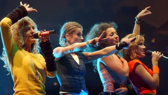 Das Bild zeigt die vier Mitglieder der Band "No Angels" auf einer Bühne.