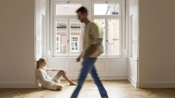 Junges Paar in neuer Wohnung, Konfliktsituation