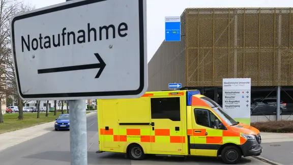 Rettungswagen fährt zur Notaufnahme