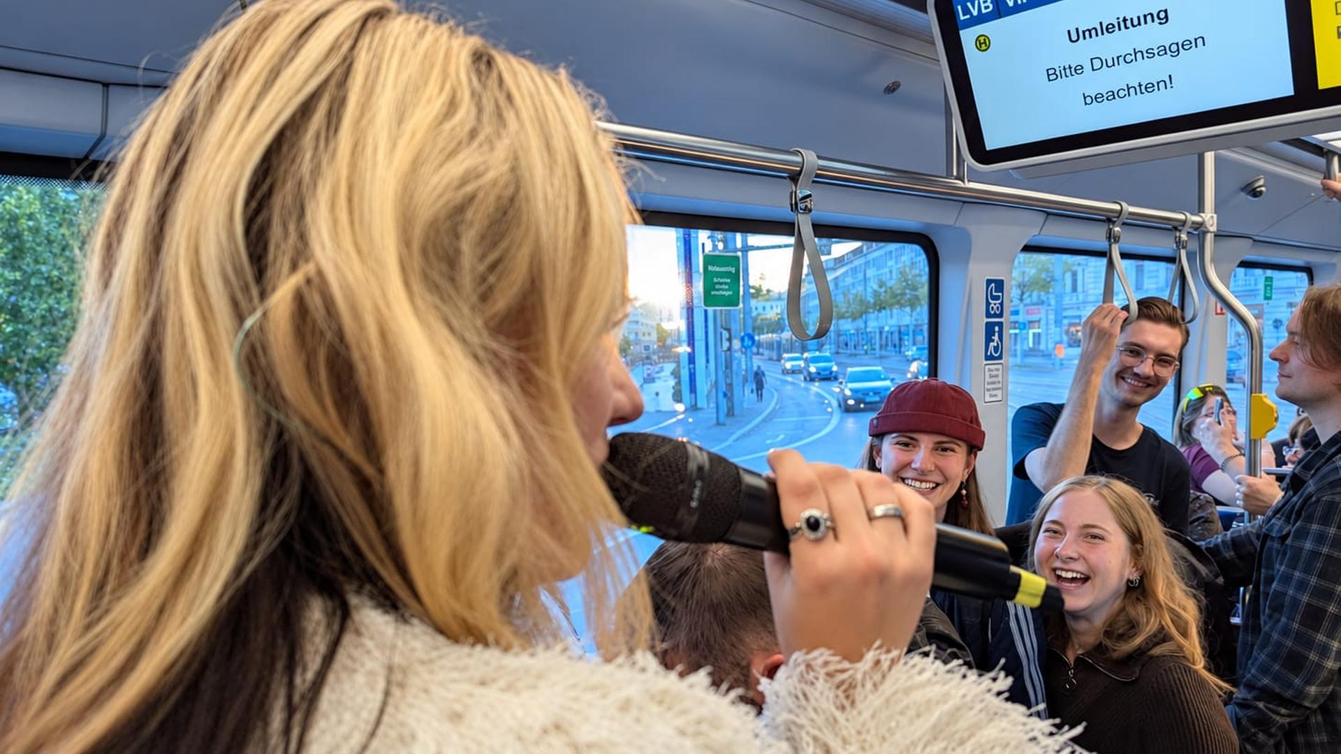 Hanna Rautzenberg singt in einer Straßenbahn.  | Philipp Brendel 