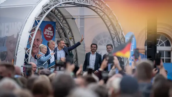 Ulrich Siegmund steht im Wahlkampf auf einer Bühne