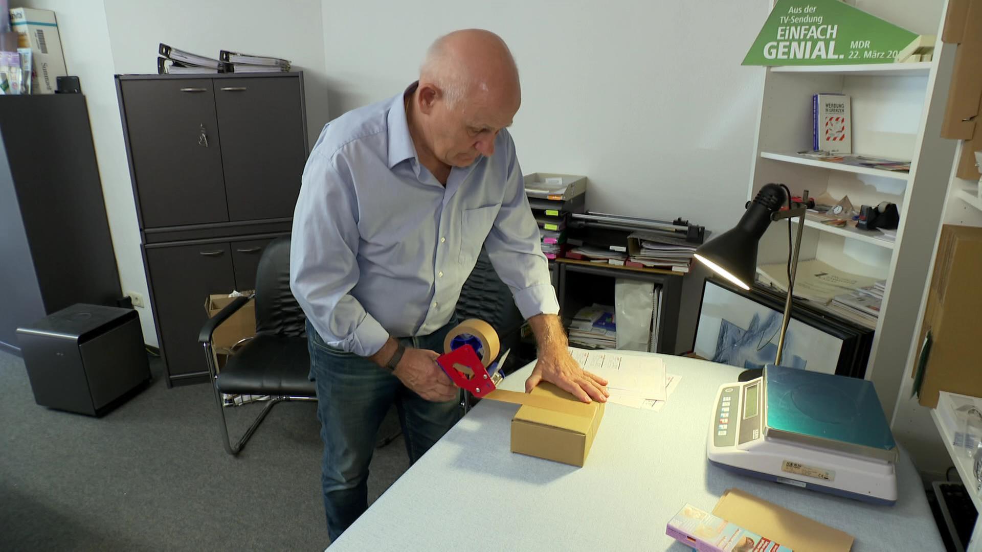 Ein Mann verpackt ein Paket | MITTELDEUTSCHER RUNDFUNK
