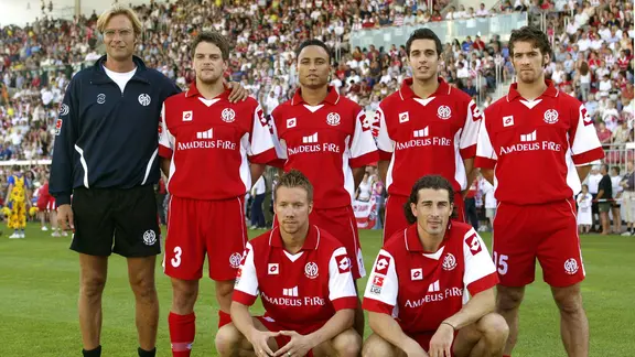 Jürgen Klopp als Trainer des FSV Mainz 05 in der Saisonvorbereitung 2003/2004 mit den Neuzugängen. Unter ihnen sind auch Torsten Ziegner (obere Reihe, 2. v. l.) und Fabian Gerber (untere Reihe, 1. v. l.)