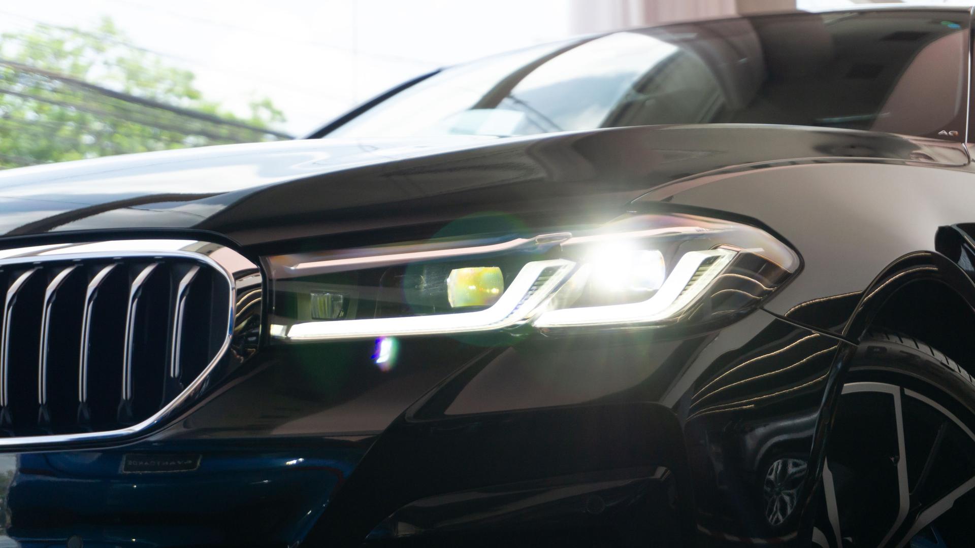A BMW Luxury Sedan 530e 5 Series with a lit headlight xkwx 530e m, automobile, black, bmw, car, detail, front, grill, headlight, lit, luxury, speed, sport, transportation, vehicle | IMAGO / Pond5 Images