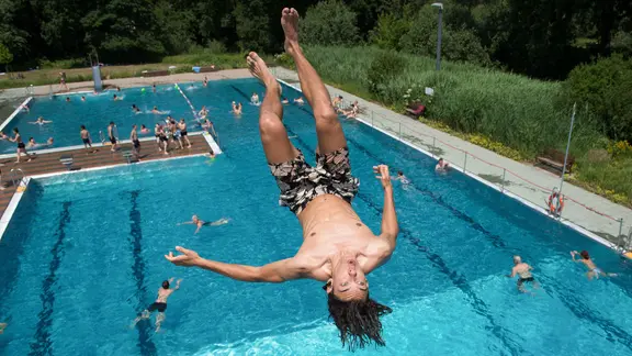 Leopold springt am 20.06.2017 im Freibad Wostra in Dresden (Sachsen) vom 5-Meter-Turm ins Wasser.