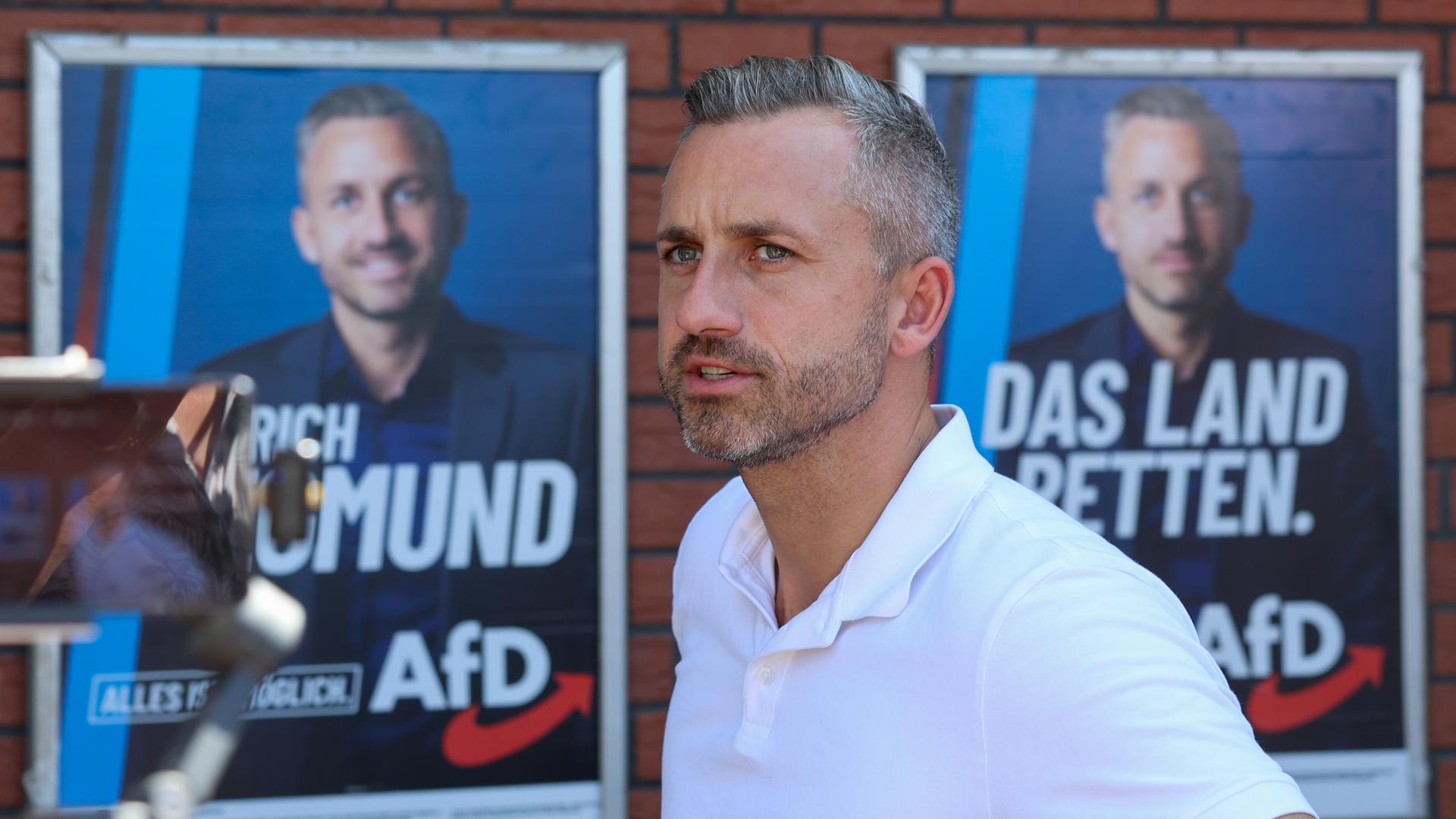 AfD-Spitzenkandidat Ulrich Siegmund im Profil vor Wahlplakten, die sein Gesicht tragen. | picture alliance/dpa | Peter Gercke