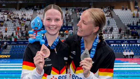 Maya Werner (li.) und Isabel Gose freuen sich über Bronze und Silber bei der EM in Birmingham über 1.500 Meter Freistil