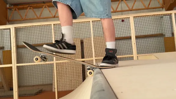 Skater im Indoor-Skatepark Johannesplatz in Erfurt