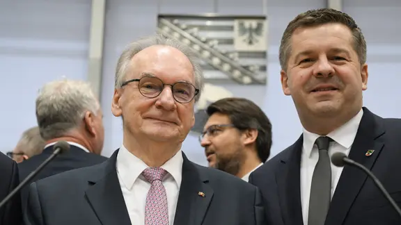 Reiner Haseloff (CDU,M-r), Ministerpräsident des Landes Sachsen-Anhalt, steht neben Sven Schulze (CDU), Plenarsaal des Landtages von Sachsen-Anhalt. 