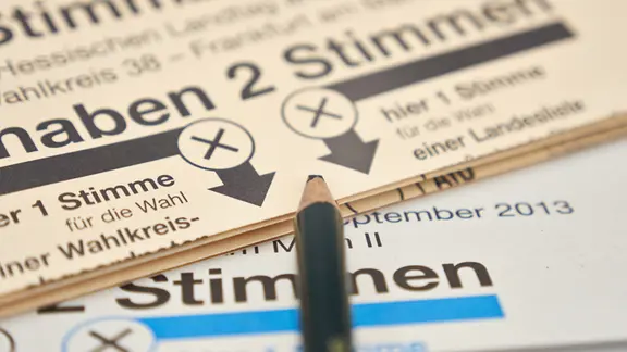 Falschinformation und Gewalt: Demokratische Wahlen weltweit unter Druck