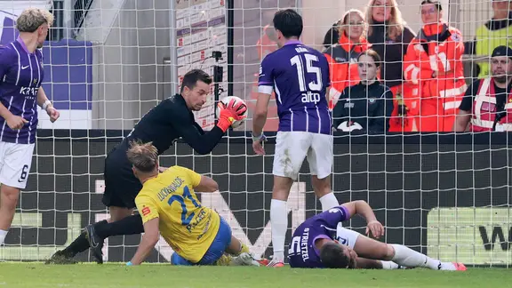 Martin Männel rettet gegen Felix Pilger in der Nachspielzeit den Sieg für Aue.