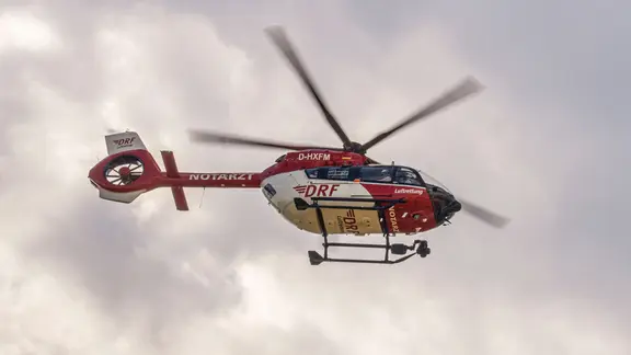 Ein Rettungshubschrauber in der Luft
