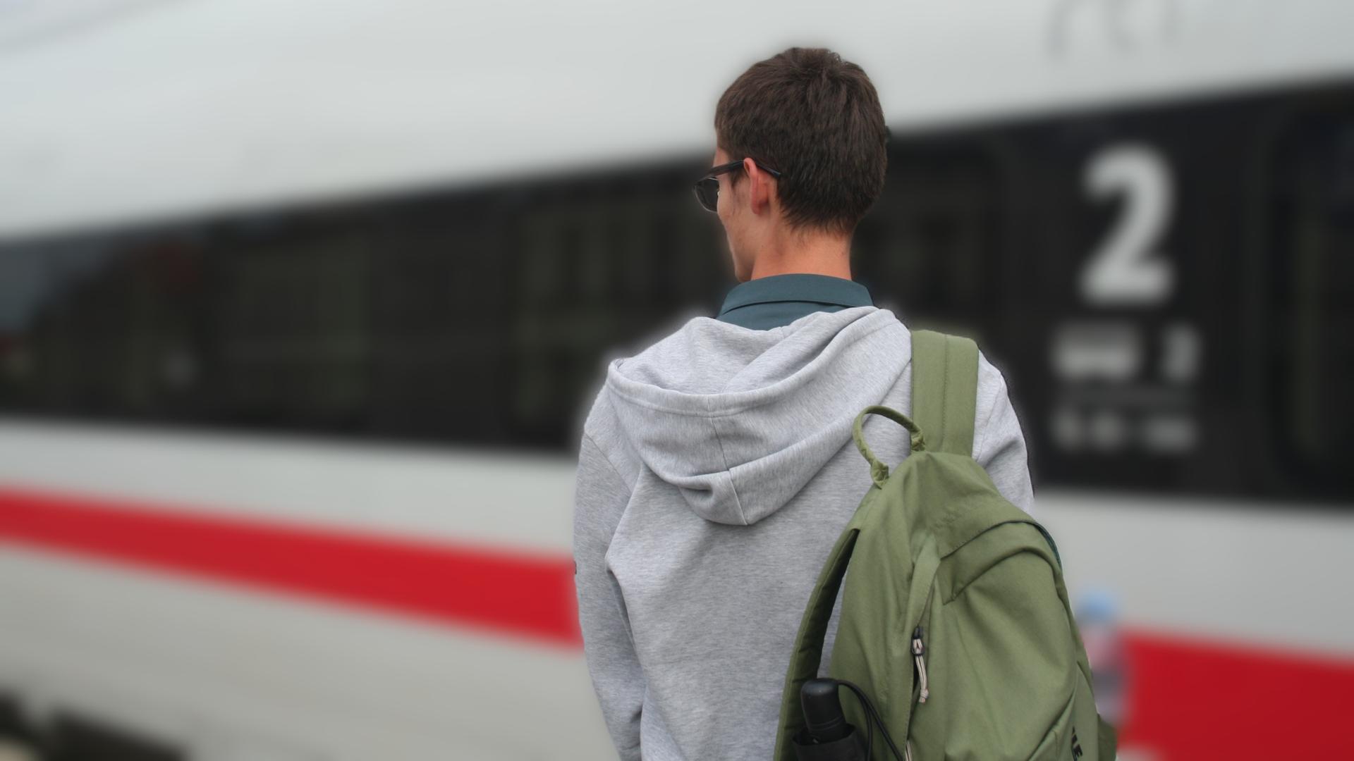 Ein Mann mit Rucksack steht neben einem ICE am Gleis. | MDR/Markus Wetterauer