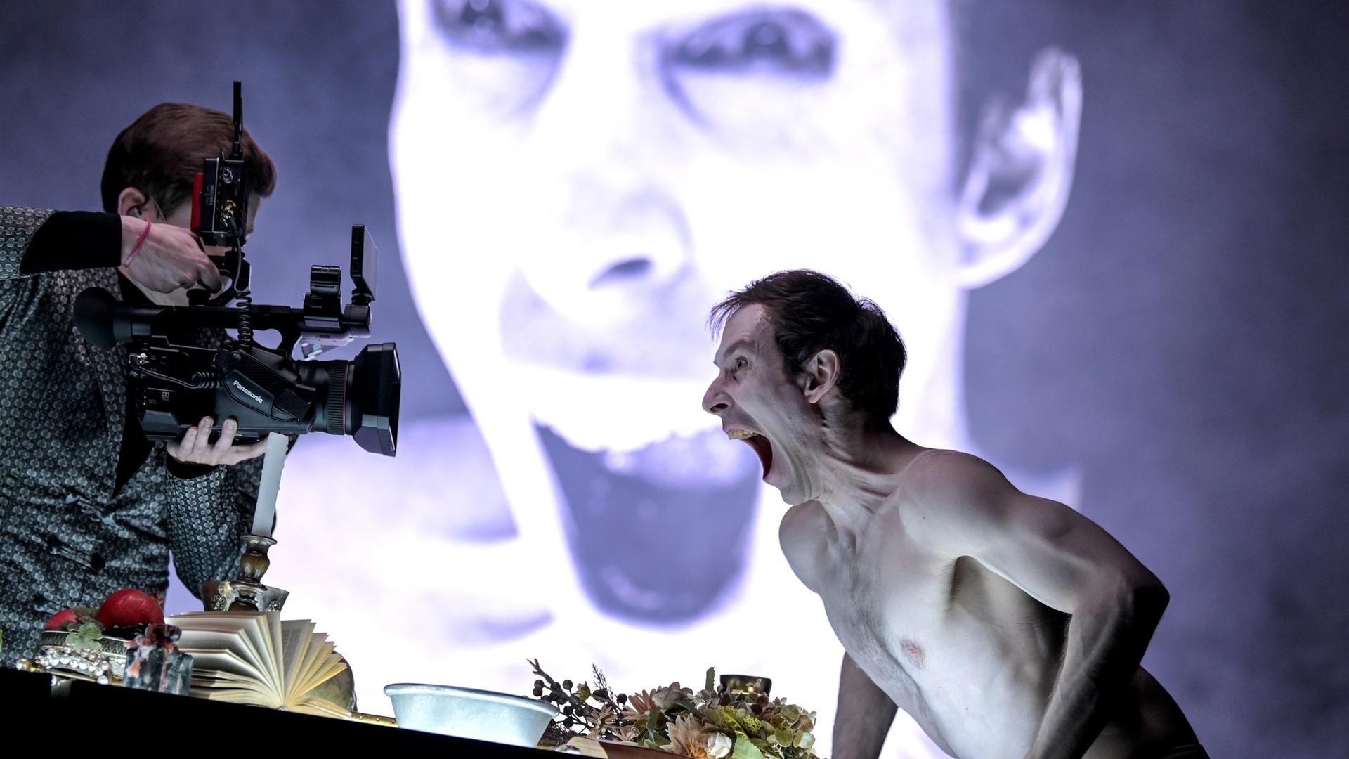 Christian Friedel inszeniert Shakespeare in Dresden: groß, dramatisch und aktuell