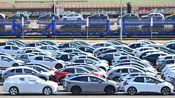 Neue Elektroautos der verschiedenen VW Konzernmarken parken auf einem Platz im Volkswagen Werk in Zwickau. 