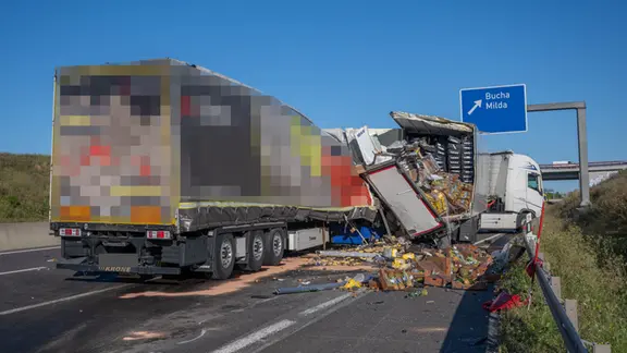 Zwei Lkw nach einem Unfall.