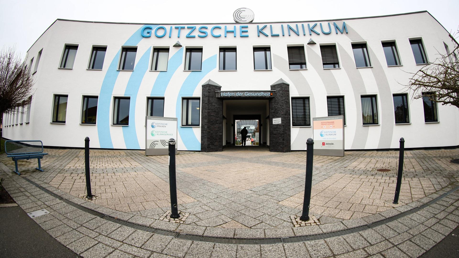 Haupteingang vom Gesundheitszentrum Goitzsche Klinikum, ehemals Bitterfeld Klinikum in Sachsen Anhalt |  IMAGO / Christian Schroedter