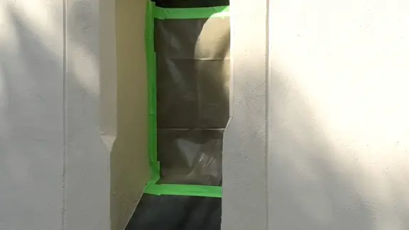 Ein Fenster der kirchen Eibenberg-Kemnau ist notdürftig mit Folie zugeklebt worden, weil zuvor Einbrecher das Bleiglas zerstört haben.