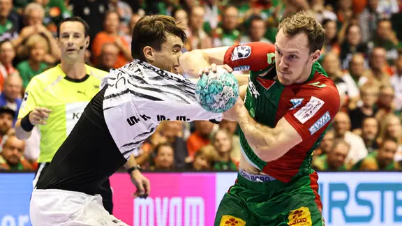Felix Claar (SC Magdeburg,7) gegen Julian Köster (THW Kiel,7) - Handball Bundesliga Saison 2026-2027 SC Magdeburg vs. THW Kiel in der GETEC Arena