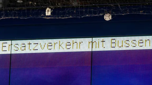 Blick auf eine Anzeigetafel mit der Aufschrift «Ersatzverkehr mit Bussen»