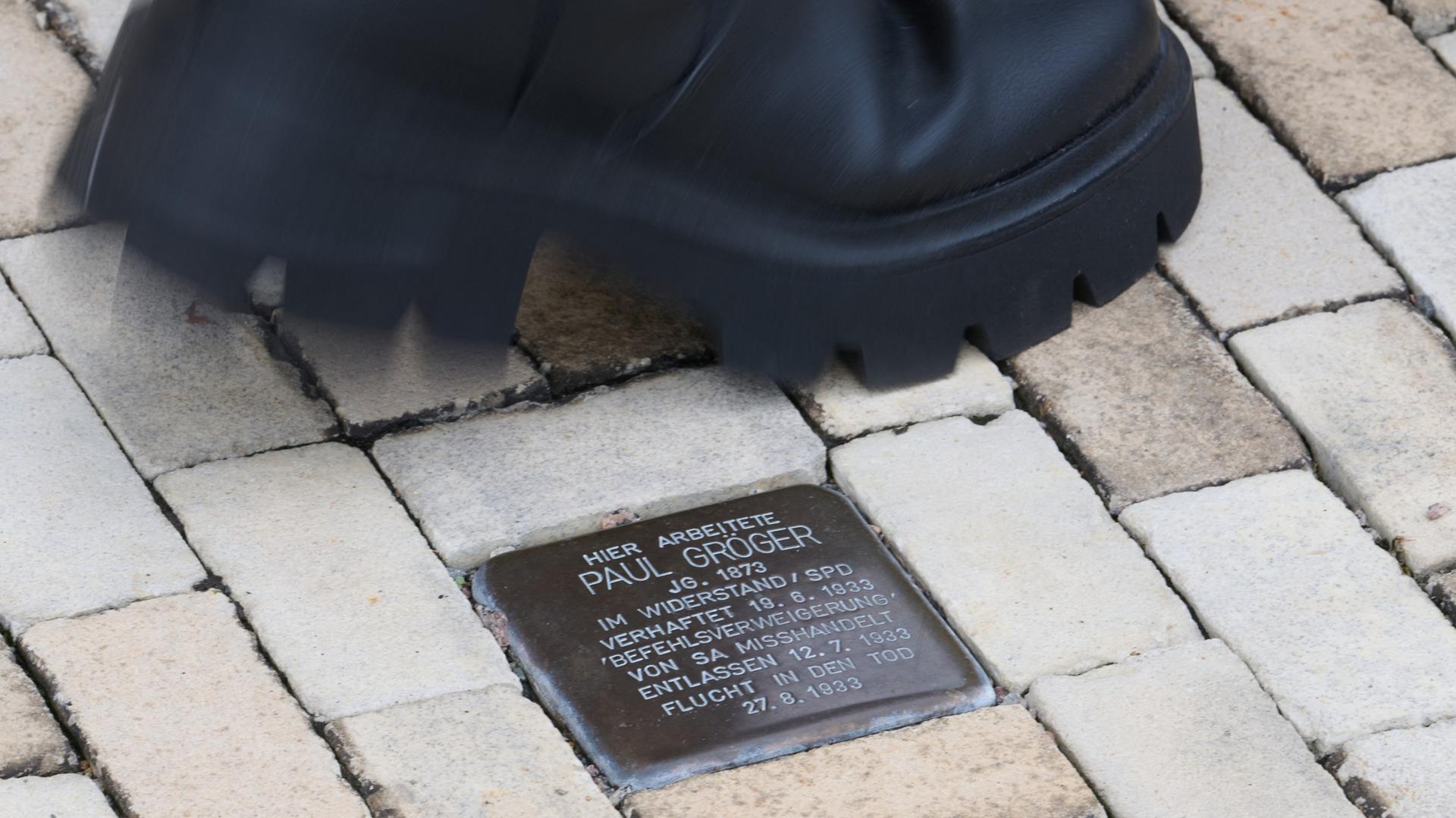 Ein FuÃ neben einem Stolperstein | picture alliance/dpa | Robert Michael