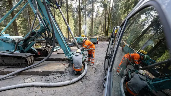 Arbeiten für eine Tiefbohrung zur Erkundung einer Zinn-Lagerstätte laufen im Wald bei Tellerhäuser. Das Freiberger Unternehmen Saxore plant im Erzgebirge bei Rittersgrün ein neues Zinn-Bergwerk aufzufahren. 