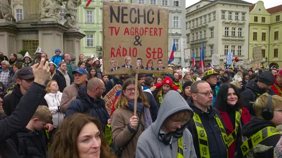 Zehntausende Menschen haben in Tschechien gegen eine umstrittene Rundfunkreform protestiert. 