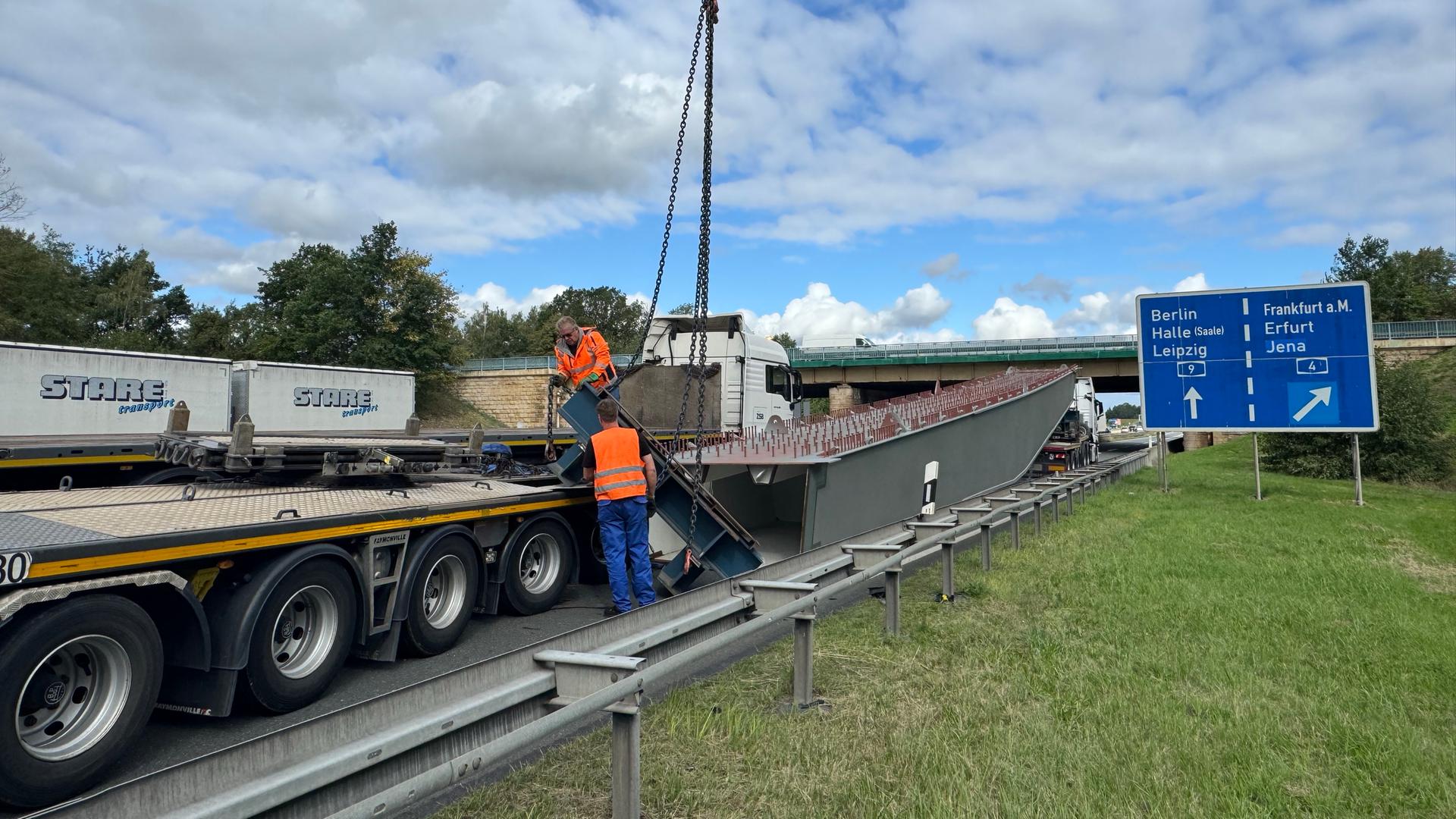70 Tonnen-Teil stürzt von Schwerlasttransporter auf Autobahn