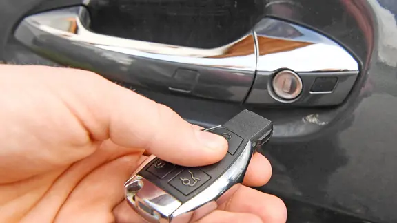 Der Keyless Go Schlüssel einer Mercedes-Benz M-Klasse, aufgenommen am 08.04.2016 in Karlsruhe.