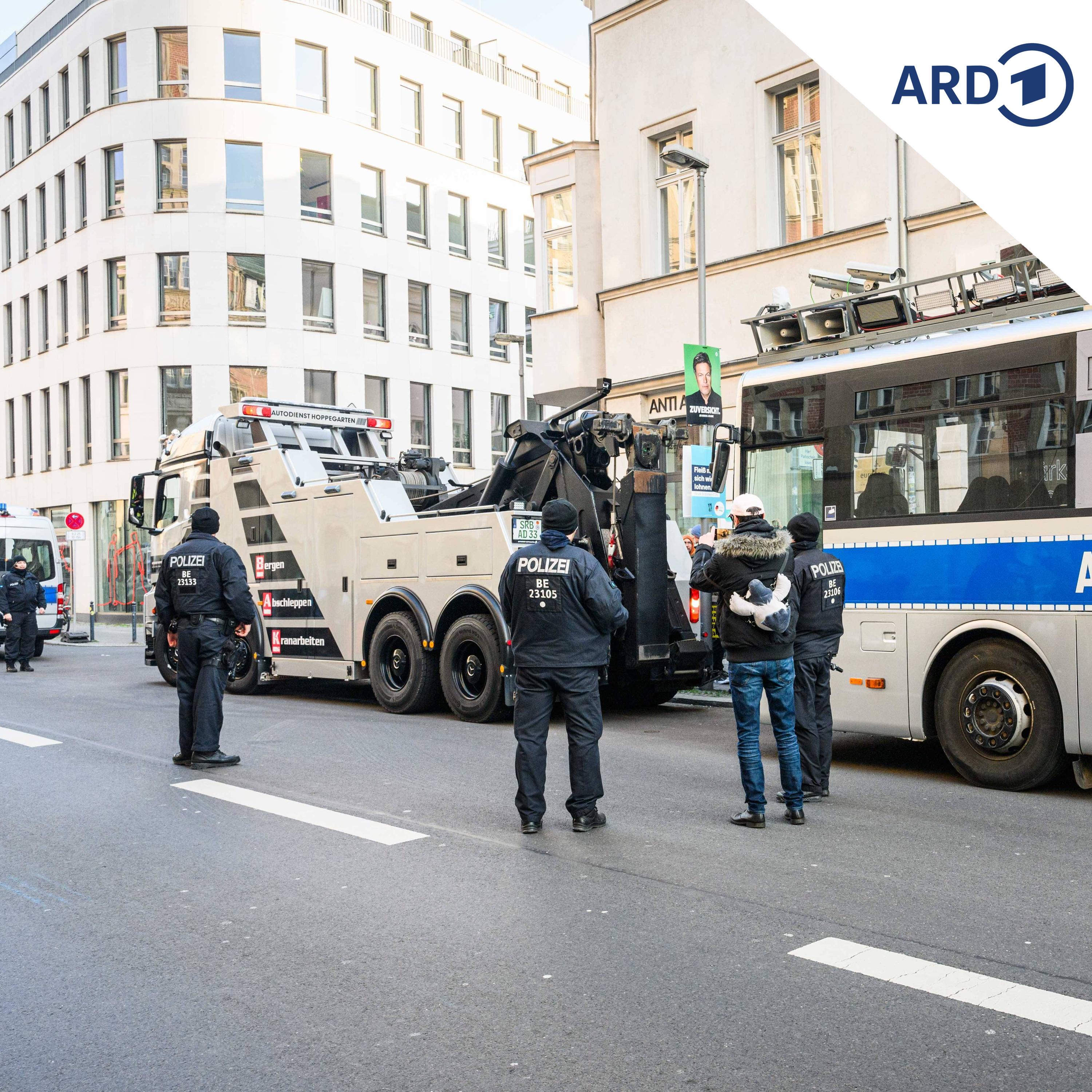 Streit um Protestbus des "Zentrums für Politische Schönheit" episode artwork