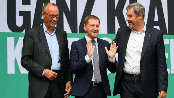 Friedrich Merz (l-r), CDU-Bundesvorsitzender, Michael Kretschmer (CDU), Ministerpräsident von Sachsen, und Markus Söder (CSU), Ministerpräsident von Bayern, stehen bei einer Wahlkampf-Veranstaltung der sächsischen CDU zur Landtagswahl 2024 in Sachsen auf dem Konzertplatz «Weißer Hirsch» auf der Bühne.
