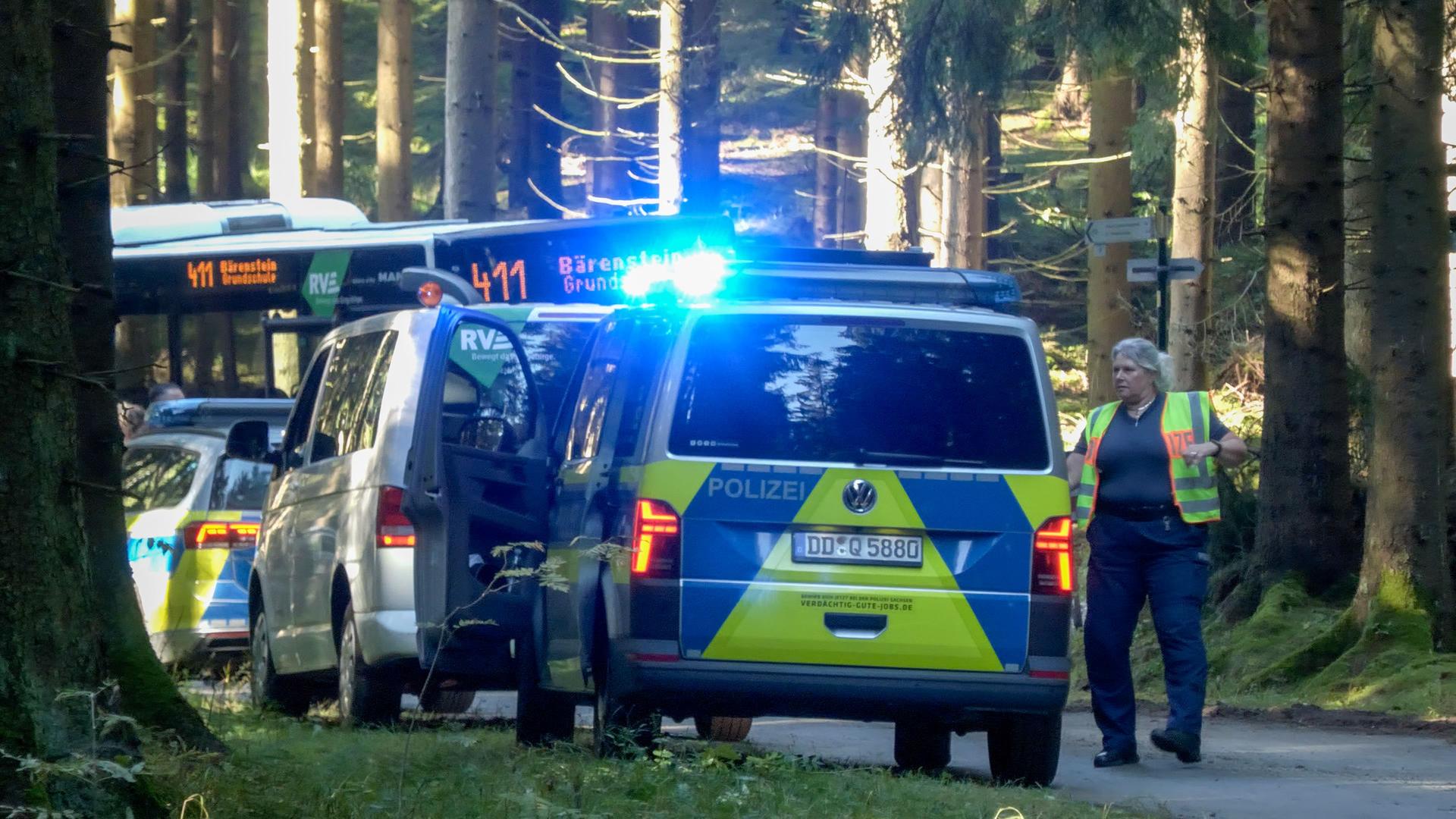 Reifenplatzer an Schulbus im Erzgebirge: 16 Kinder in Klinik Reifenplatzer an Schulbus im Erzgebirge: 16 Kinder in Klinik