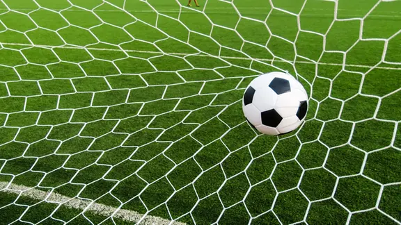 Ein Ball fliegt in ein Netz