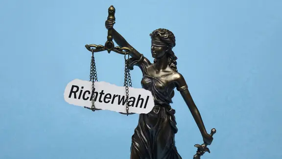 Justitia und Schriftzug Richterwahl