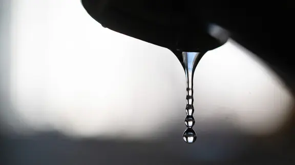 Trinkwasser kommt aus einem Wasserhahn