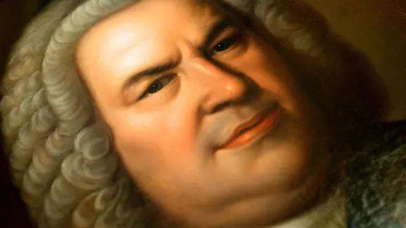 Komponist Johann Sebastian Bach: schrägliegendes Porträtgemälde eines kräftigen Mannes mit Barockperücke