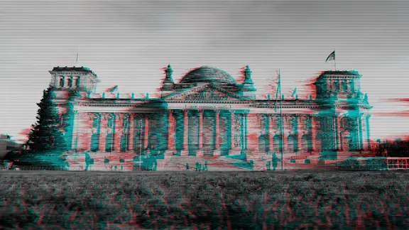 Frontale Ansicht des Reichstags in Berlin. Das Bild ist von stilistischen, digitalen Bildfehlern durchzogen.