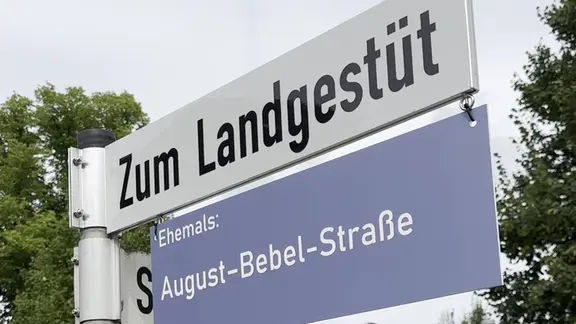 Straßenschild mit zwei verschiedenen Namen