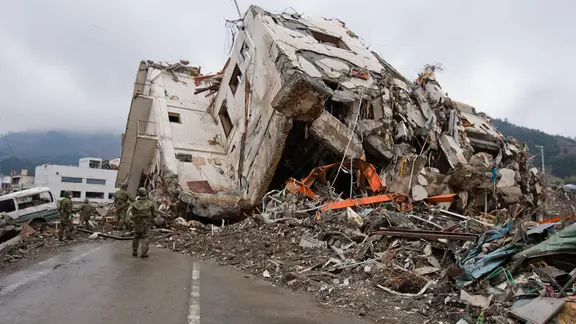 Zerstörung nach Erdbeben und Tsunami in Japan 2011