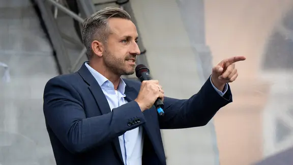 Ulrich Siegmund, AfD-Wahlsieger aus Sachsen-Anhalt, spricht bei einer Wahlkampfveranstaltung auf dem Schweriner Marktplatz