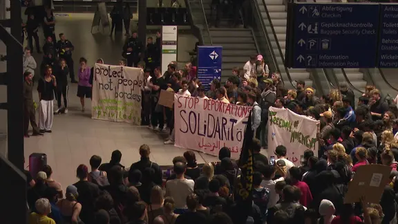 Eine Demonstration auf dem Flughafen Leipzig/Halle.