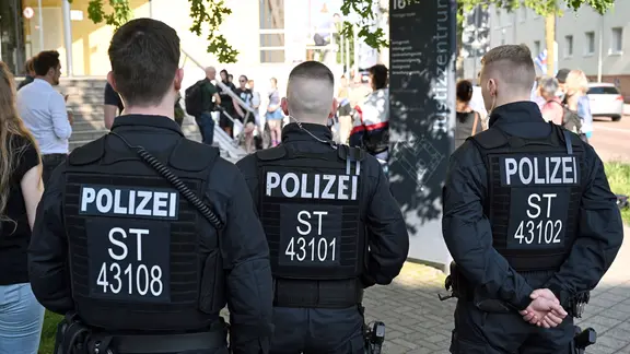 Drei Polizeibeamte in Sachsen-Anhalt